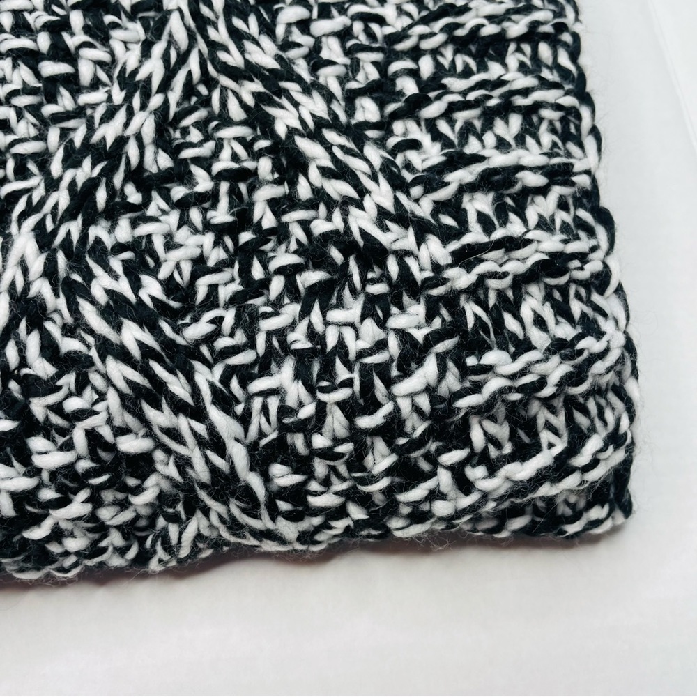 𝅺H&M NWOT Chunky Cable Knit Scarf in Black and White - Bundle & Save! - Picture 8 of 8